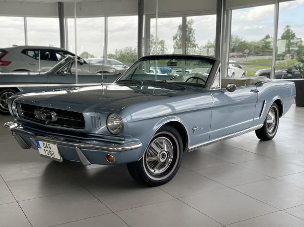 Ford Mustang Cabrio*manuál*Velmi zachovalý